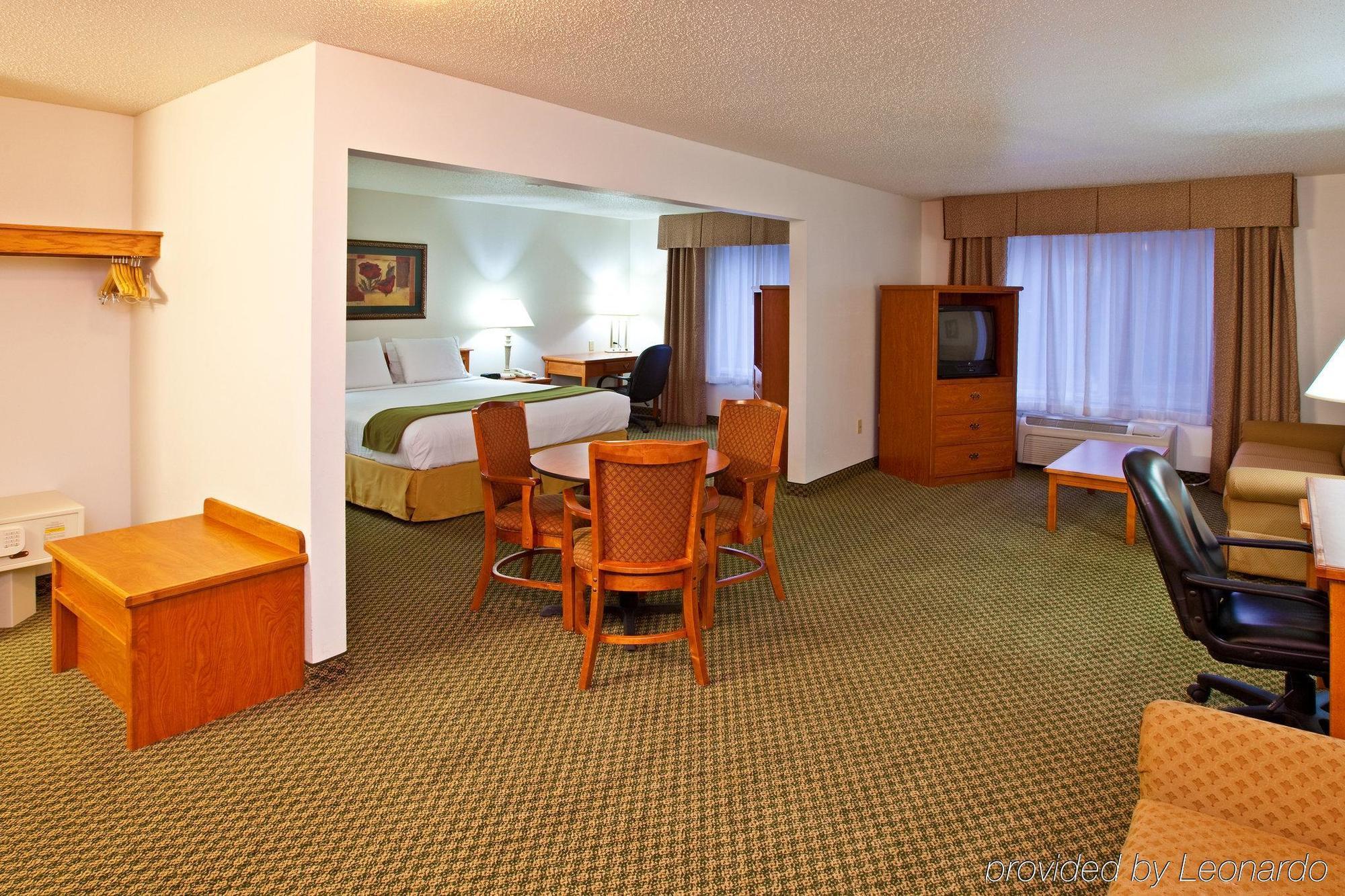 Holiday Inn Express & Suites Logan, An Ihg Hotel Room photo